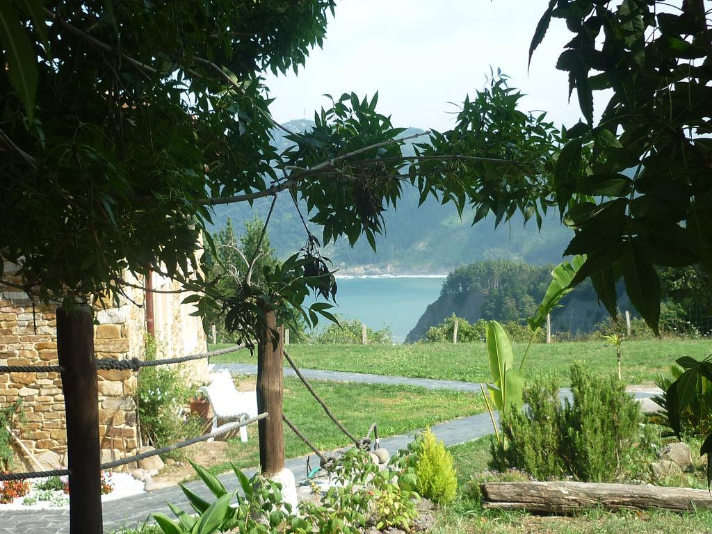 Apikale Guest House Ea Bagian luar foto